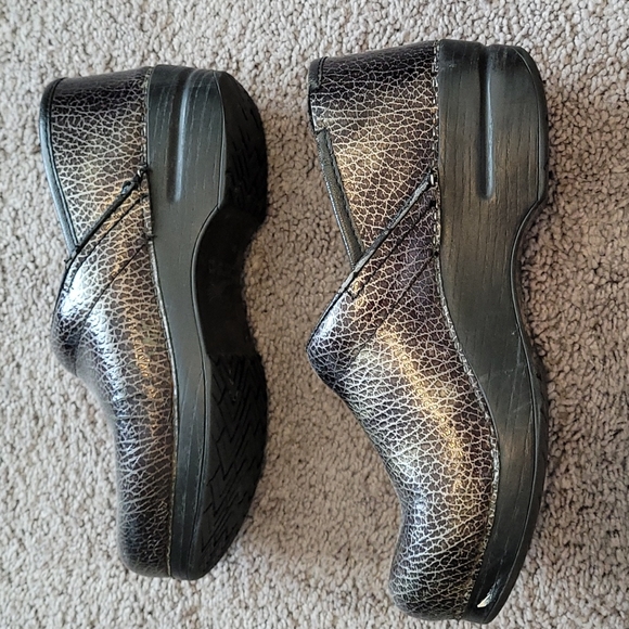 Dansko metallic elephant print non-slip clogs sz 38 US 7 - Picture 5 of 7